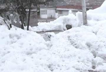 Espuma fétida y tóxica inunda calles y viviendas en Colombia