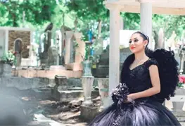 Con vestido negro y alas, quincea&ntilde;era tiene sesi&oacute;n de fotos en cementerio de Tampico