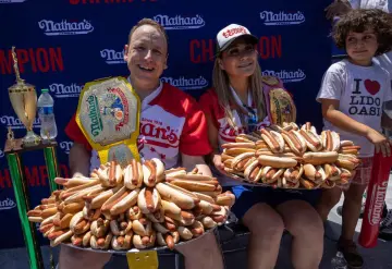 Joey Chestnut se corona el Rey de los Hot Dogs al comerse 63 en diez minutos