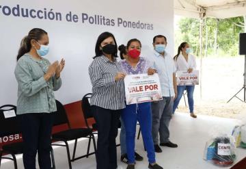 Realizan entrega de 300 paquetes productivos del programa "Impulso a las mujeres para la producción de pollitas ponedoras"