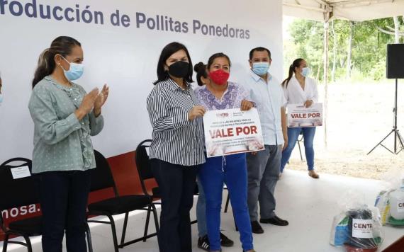 Realizan entrega de 300 paquetes productivos del programa "Impulso a las mujeres para la producción de pollitas ponedoras"