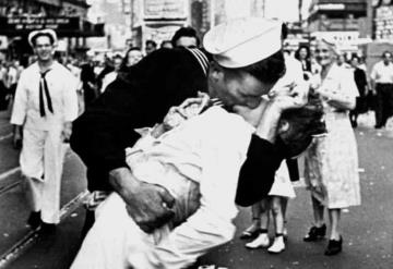 Día del beso robado; la verdadera historia detrás del beso más famoso de la historia