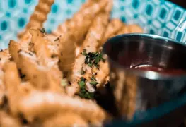 Video: Mujeres atacan negocio por cobro de porción de salsa extra