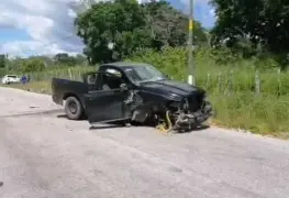 Falla mecánica en plena carretera causa fuerte accidente entre dos camionetas en Balancán; una persona resultó herida