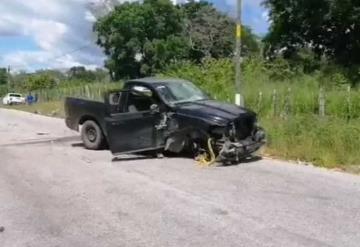 Falla mecánica en plena carretera causa fuerte accidente entre dos camionetas en Balancán; una persona resultó herida