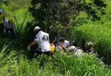 Motociclista distribuidor de tortillas derrapa y cae a un barranco en Balancán