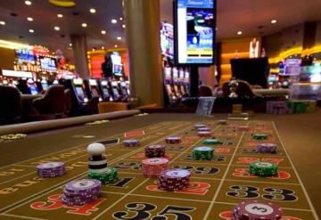 Hombre gana millonario premio en tragamonedas pero afirma que casino le niega el dinero