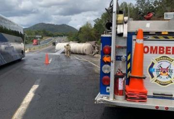 Pipa con 10 mil litros de gasolina vuelca en la autopista Siglo XXI, Michoacán