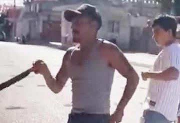 Video: Sujeto en Hidalgo ataca con machete a lomito en plena vía pública