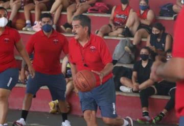 Basquetbolistas en Tabasco ampliaron su conocimiento con el reconocido coach Javier Ceniceros