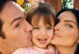 Aislinn Derbez presume paseo familiar junto a Mauricio Ochmann y su hija