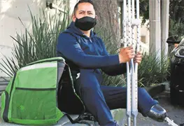 Tras perder su pierna joven continu&oacute; trabajando como repartidor con una pr&oacute;tesis y muletas