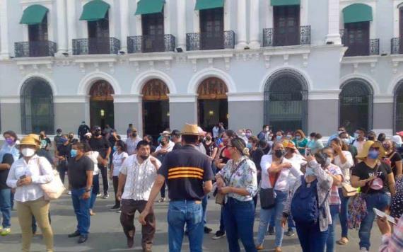 Maestros se manifiestan en plaza de armas para exigir incremento salarial acordado