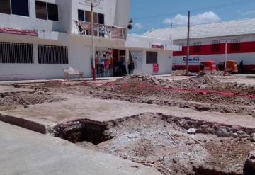 Obreros encuentran restos de osamenta durante excavación en un parque público en Jonuta