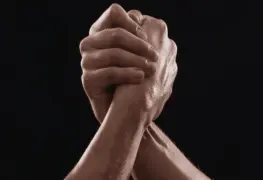 Video: Juego de fuercitas, un alumno termina con brazo roto y maestro despedido