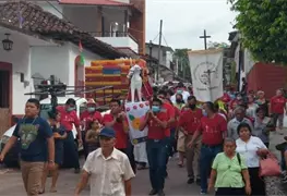 Celebran tradici&oacute;n de Santos Convidados en Tapijulapa 