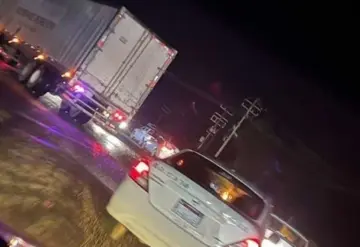 Reportan quema de un autobús en la carretera Morelia - Pátzcuaro, tras embestir a normalista