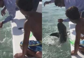 Captan en video cuando un tiburón le arranca el dedo a un pescador