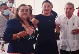 Reconocen trabajo de docente por sus 50 años de enseñanza