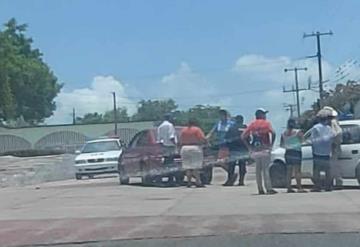 Chocan automóviles en la colonia Ganadera de Emiliano Zapata