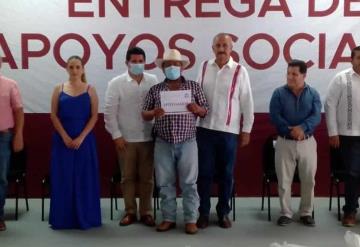 Autoridades estatales y municipales entregan apoyos sociales en el municipio de Jalapa