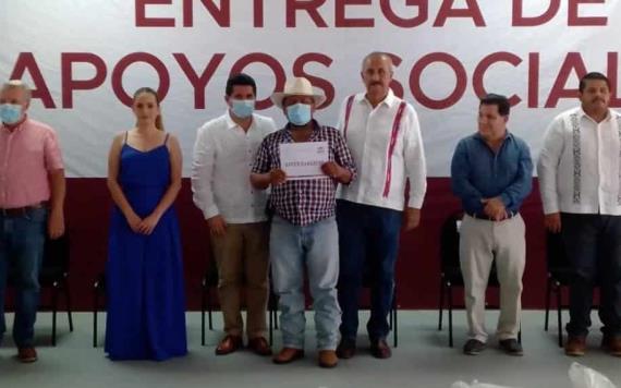 Autoridades estatales y municipales entregan apoyos sociales en el municipio de Jalapa