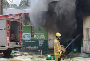 Incendio en bodega de agroqui´micos en Teapa