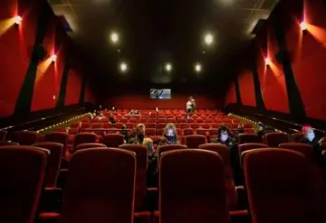 Joven se queda encerrado en cine tras dormirse en función