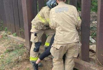 Mujer queda atrapada entre barrotes de muro fronterizo en Tijuana