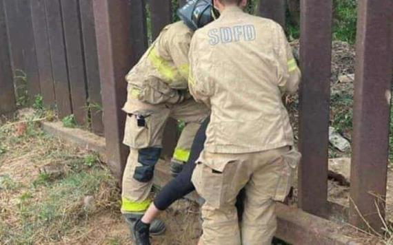 Mujer queda atrapada entre barrotes de muro fronterizo en Tijuana