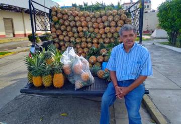 Discapacitado se gana la vida vendiendo fruta de temporada