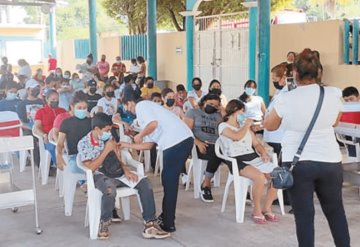 Adolescentes reciben segunda dosis de vacuna anticovid