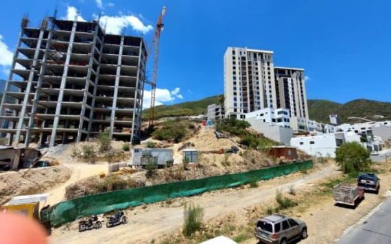 Mueren albañiles al caer de edificio en Monterrey