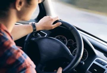 Video: Le regalan un auto por su graduación y lo choca a los dos kilómetros