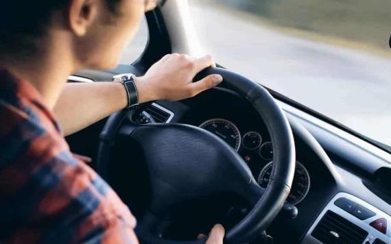 Video: Le regalan un auto por su graduación y lo choca a los dos kilómetros