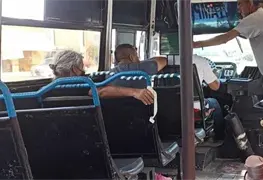 Chofer regala sus tenis a un hombre descalzo que ped&iacute;a dinero