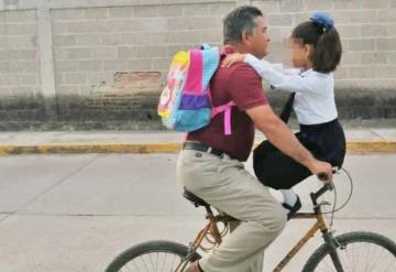 A mí no me avergüenzas; niña pide a su abuelito que la lleve en bici a la escuela