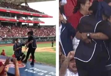 Video: Se vuelve viral el momento en que pareja de limpiadores se compromete en Estadio de los Diablos Rojos