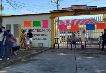 Padres de familias toman las instalaciones de la Esc. Secundaria en la Villa El Triunfo