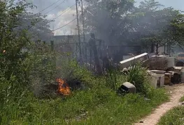 Habitantes de Balancán ocasionan quema de basura cerca de viviendas