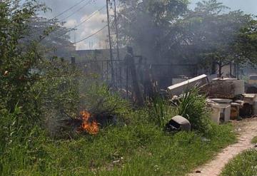 Habitantes de Balancán ocasionan quema de basura cerca de viviendas