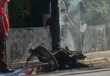 Se incendia y explota una motocicleta en el centro de Tenosique