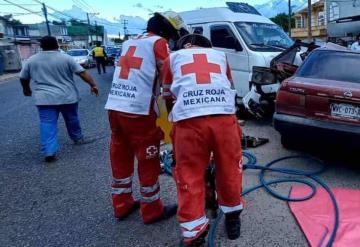 Choferes quedan prensados en un fuerte accidente