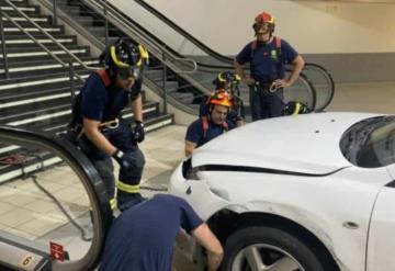 Roba automóvil e intenta escapar en metro con todo y coche