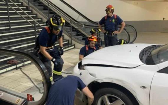 Roba automóvil e intenta escapar en metro con todo y coche