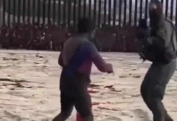 Se hace viral pelea entre supuesto pollero y agente migratorio en frontera de EU con México