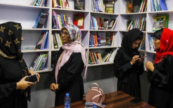 Activistas abren biblioteca para mujeres en Afganistán