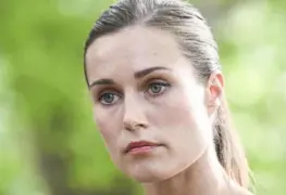 Primera ministra de Finlandia enfrenta nueva polémica por foto subida de tono de sus amigas