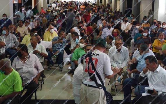 Más de 300 socios de la unión de taxis amarillos de Centro, acudieron a una asamblea extraordinaria