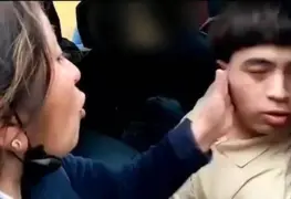 Cállate, aprende a respetar": mamá abofetea a su hijo detenido por robo